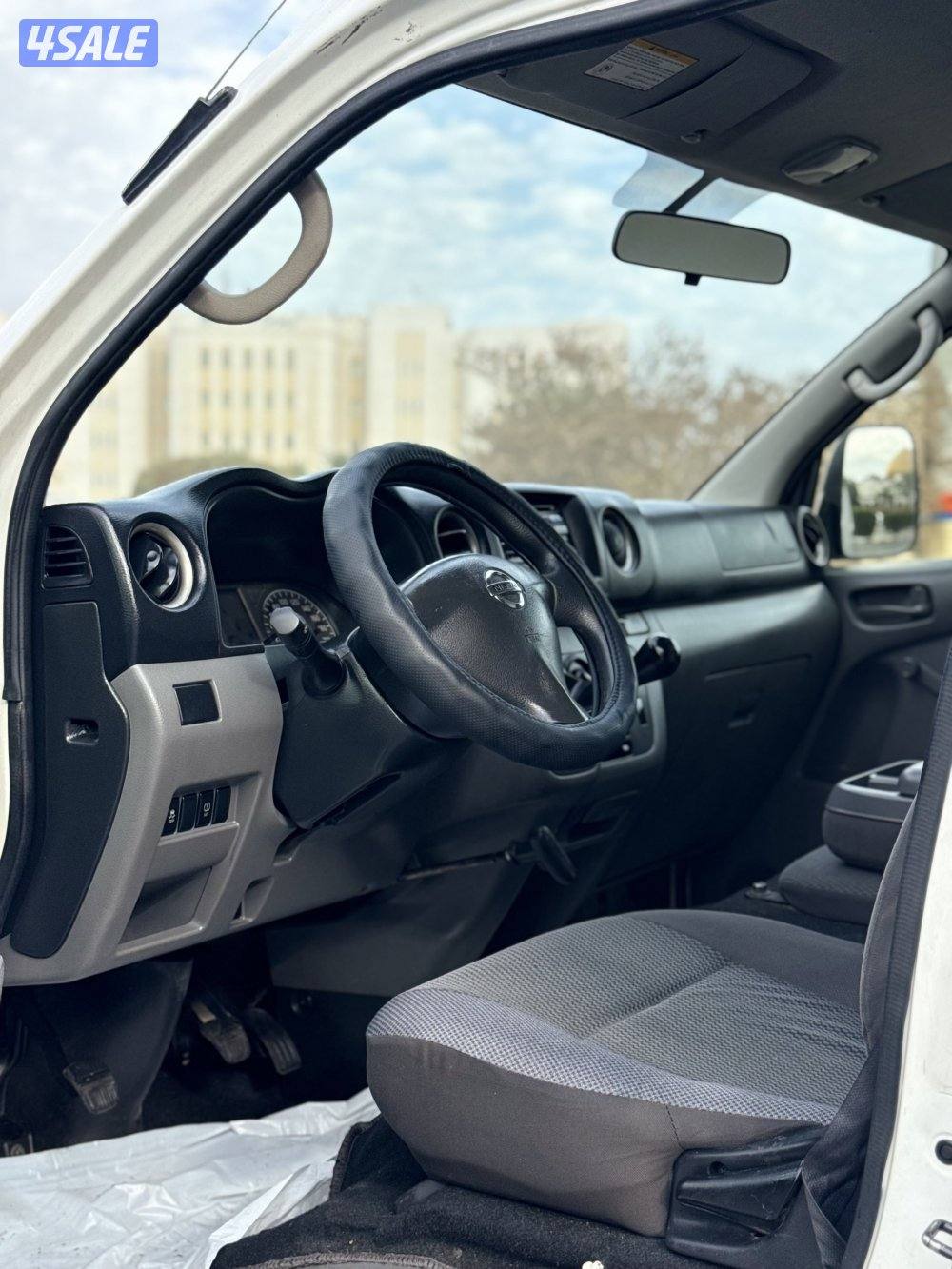 نيسان اورفان ٢٠١٧ ماشي ٦٩. الف Nissan urvan 2017 69k..kms10