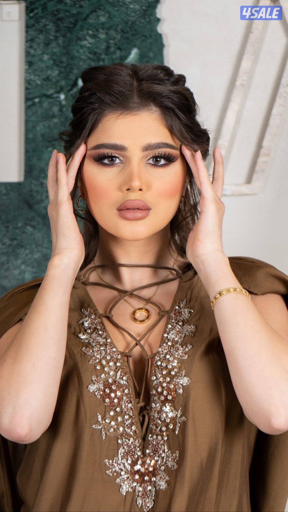 Im makeup artist searching for work and also know lifting for eyebrows0