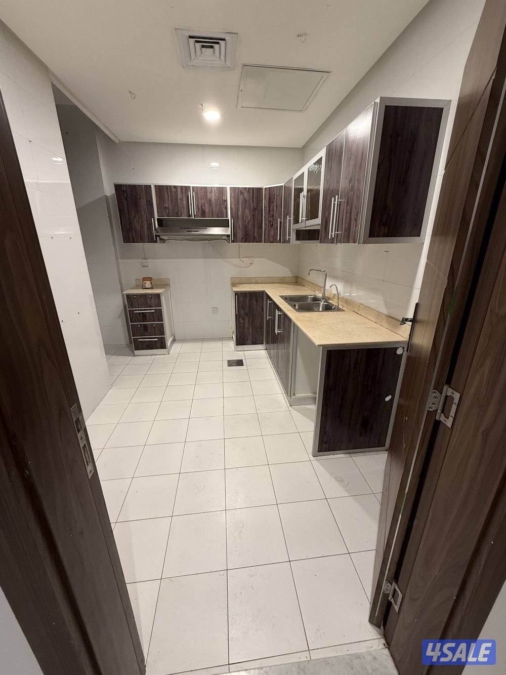 شقه ٣غرف وصاله وحمامين ومطبخ بها غرفه ماستر0