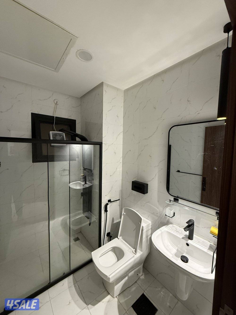 شقه ٣غرف وصاله وحمامين ومطبخ بها غرفه ماستر4