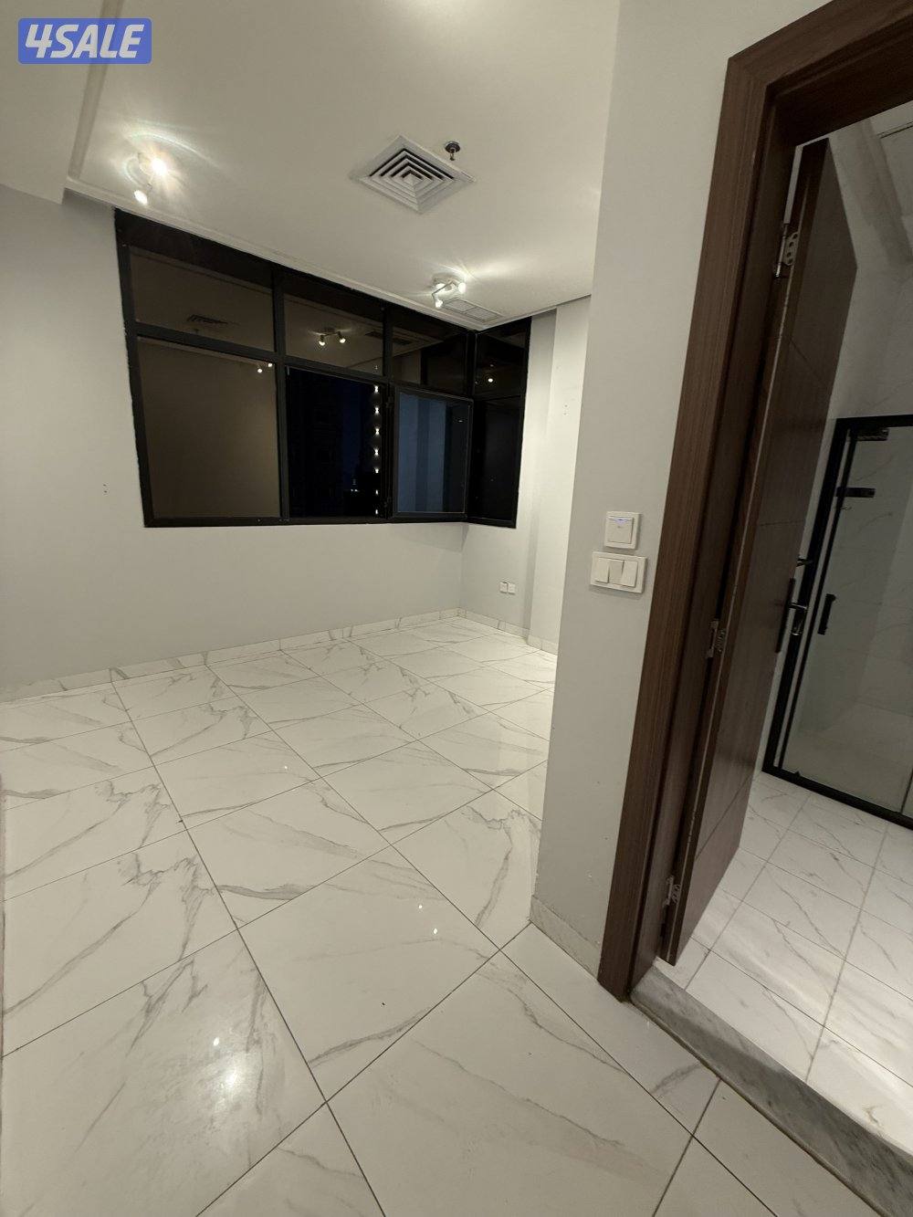 شقه ٣غرف وصاله وحمامين ومطبخ بها غرفه ماستر6