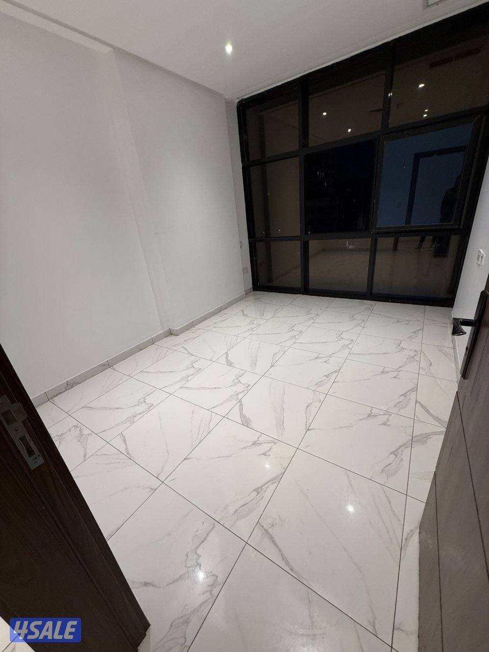 شقه ٣غرف وصاله وحمامين ومطبخ بها غرفه ماستر8