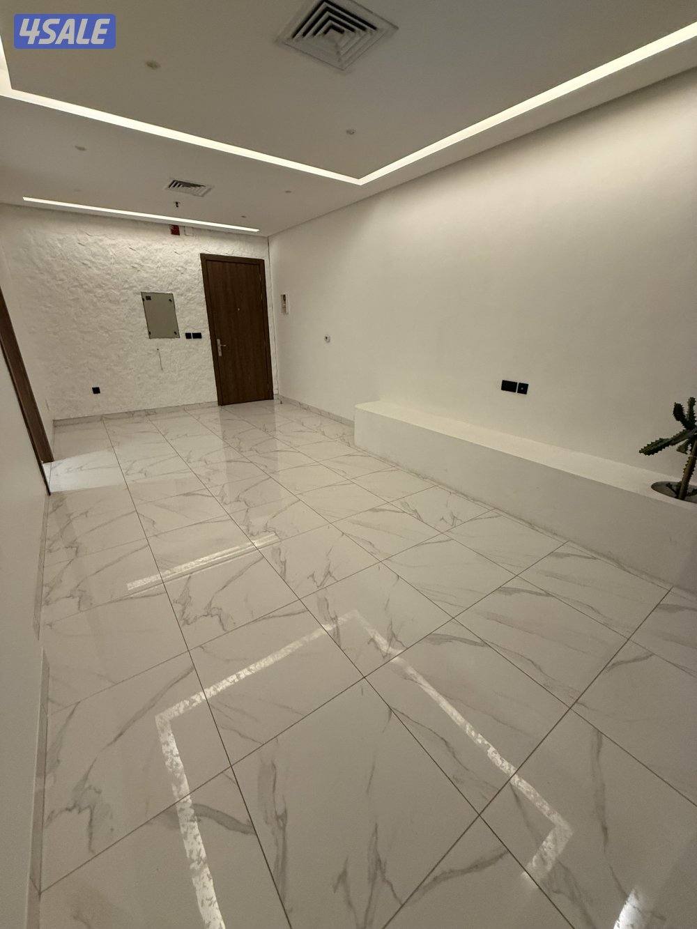 شقه ٣غرف وصاله وحمامين ومطبخ بها غرفه ماستر9