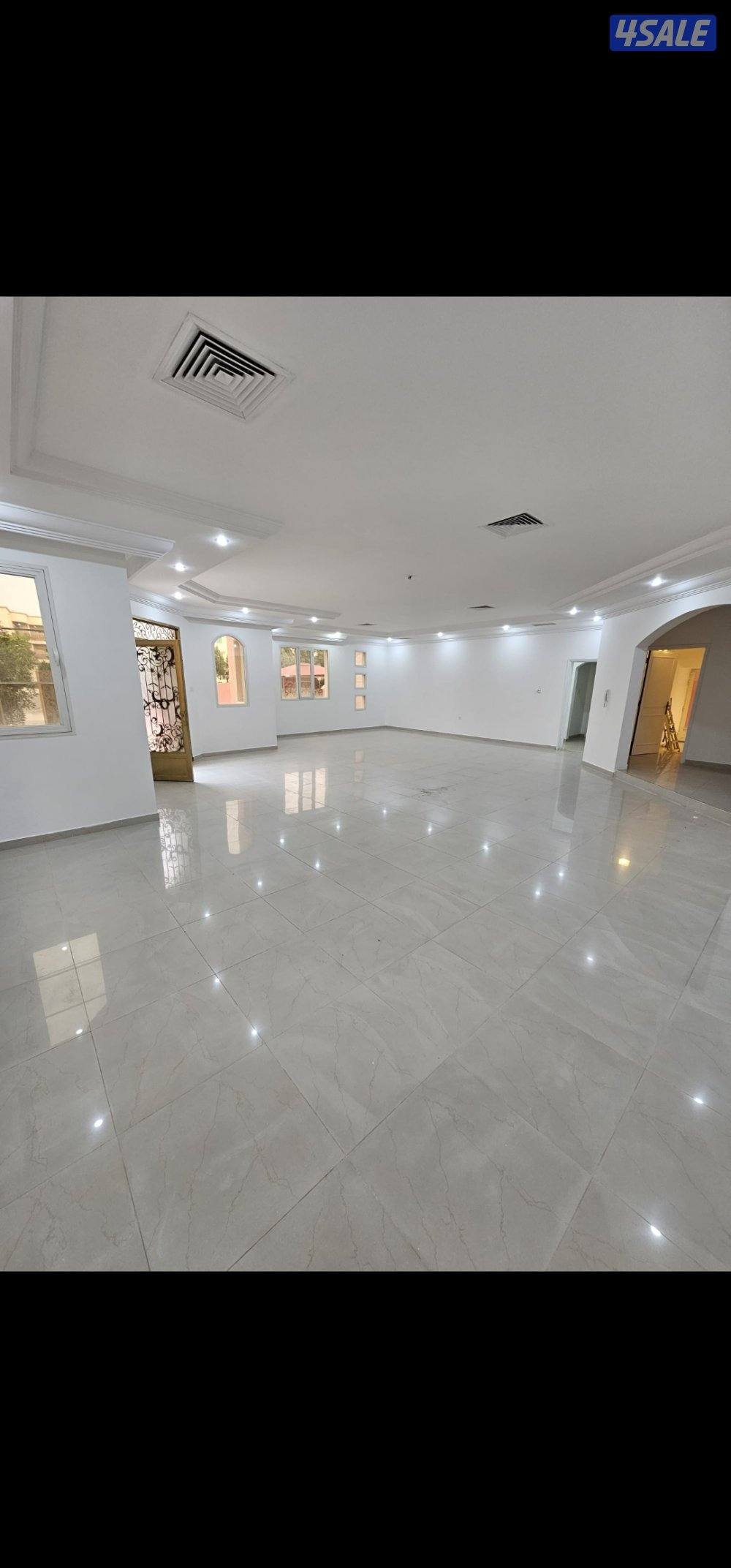 للإيجار فيلا بالعقيلة0