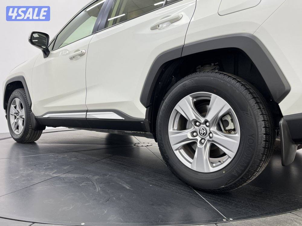 TOYOTA RAV401 4X2 STANDARD OPTION9