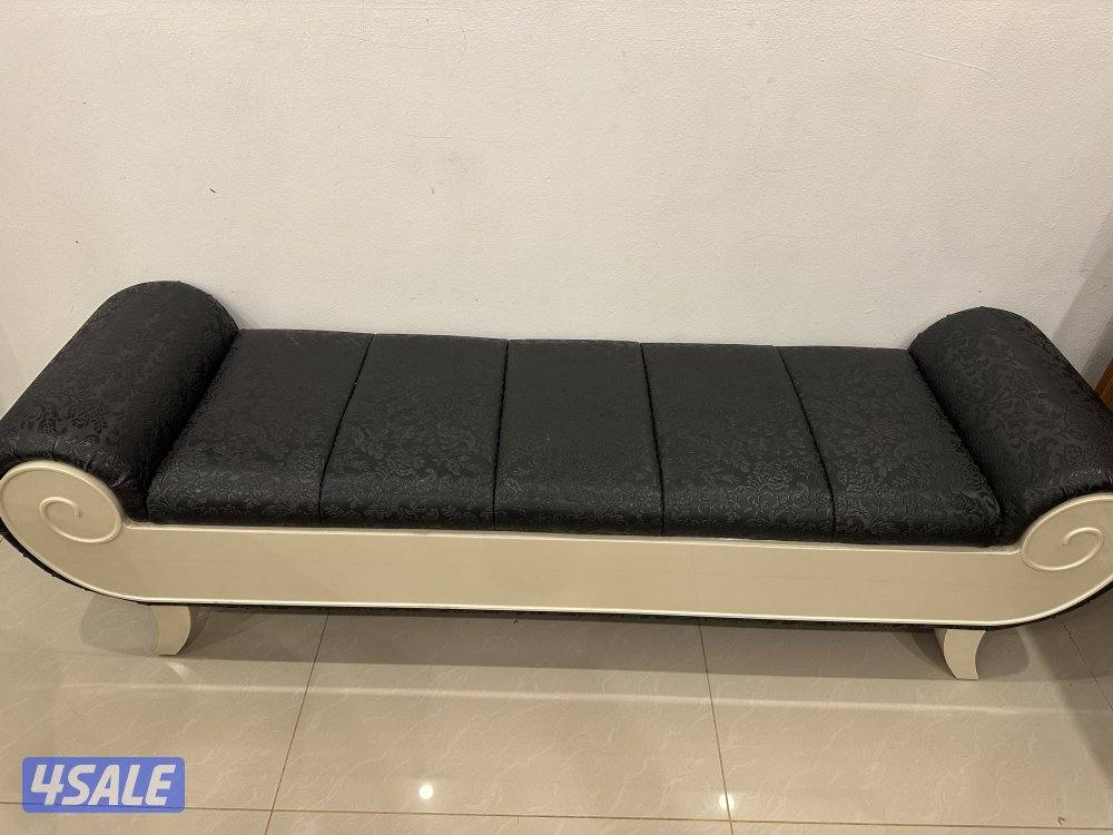 مقعد نهاية  السرير حالة نظيف و ممتاز1