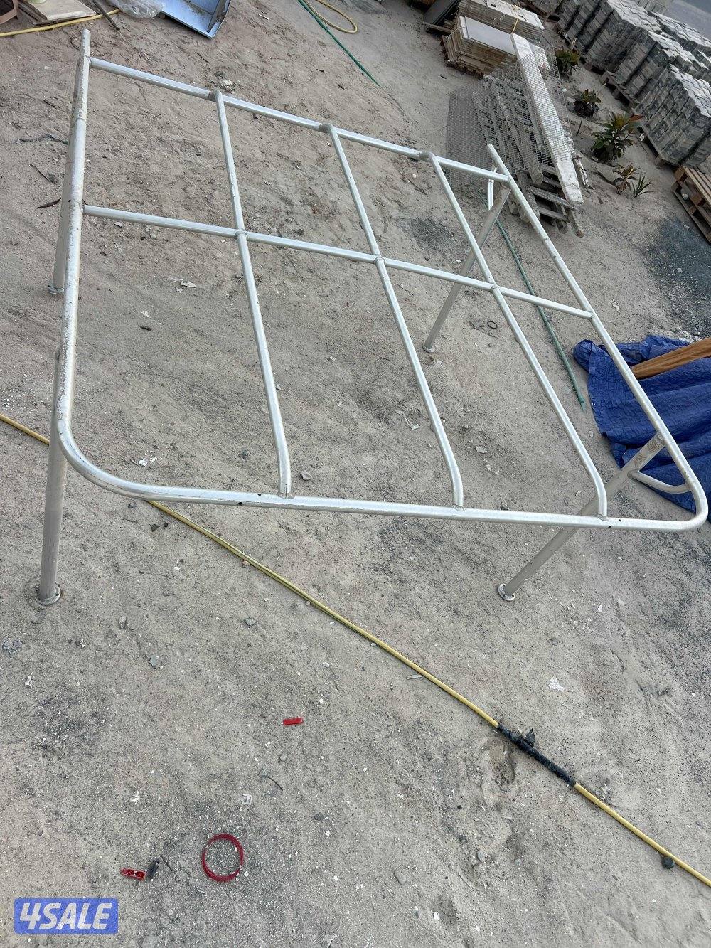 للبيع مظله المنيوم شبه جديدة مقاس 3 متر والعرض مترين و 40 سم2