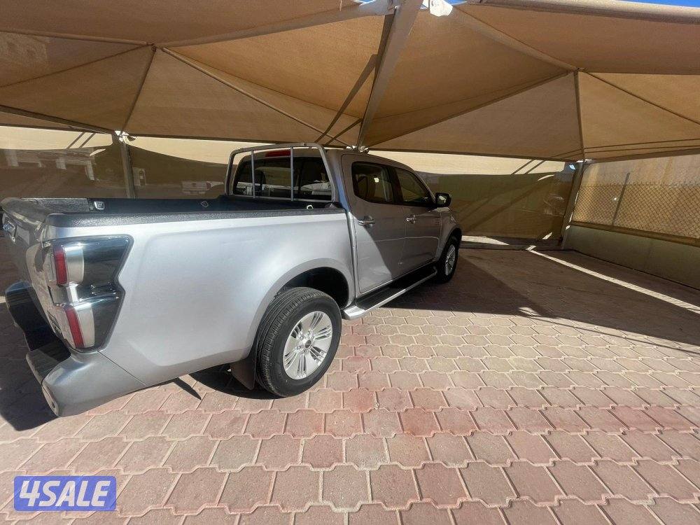 للبيع وانيت ايسوزو موديل 2022 ديزل شرط الفحص4