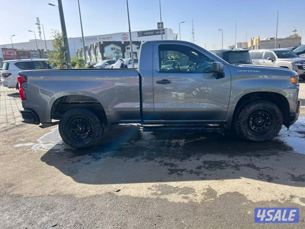 شيفرولية سلفرادو 1500 موديل 2021 ماشى 69.000 k.m  وارد الغانم .2