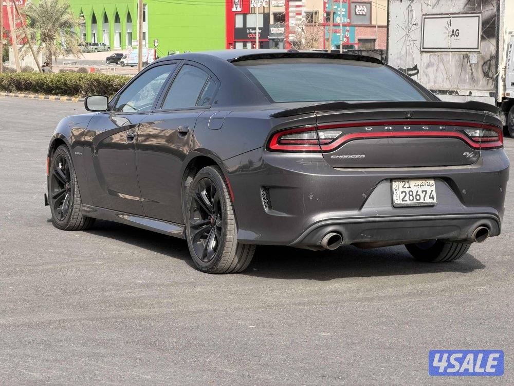 للبيعR/T شارجر 8سلندر موديل 20213