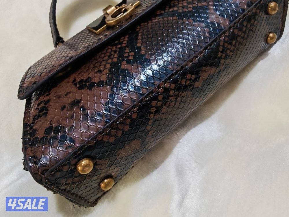 شنطة (جس) شكل جلد الحية لونها جميل1