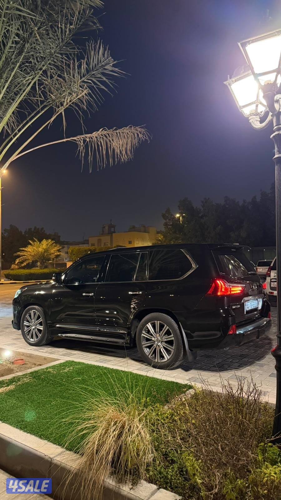 للبيع لكزس موديل 2016 قمه في النظافه ماشي 130 الف0