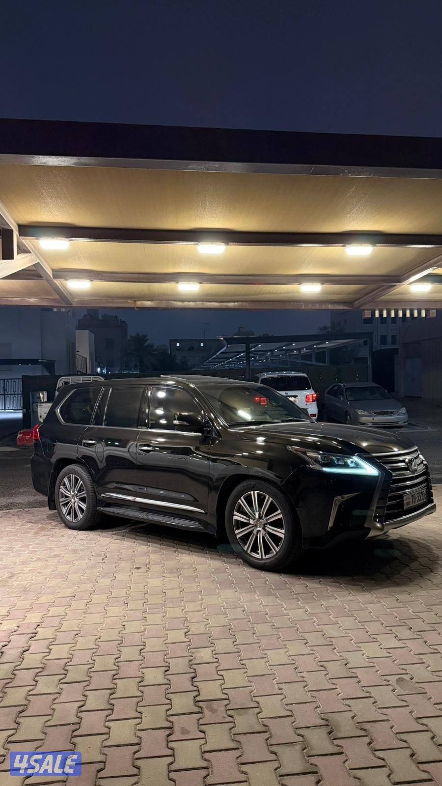 للبيع لكزس موديل 2016 قمه في النظافه ماشي 130 الف3