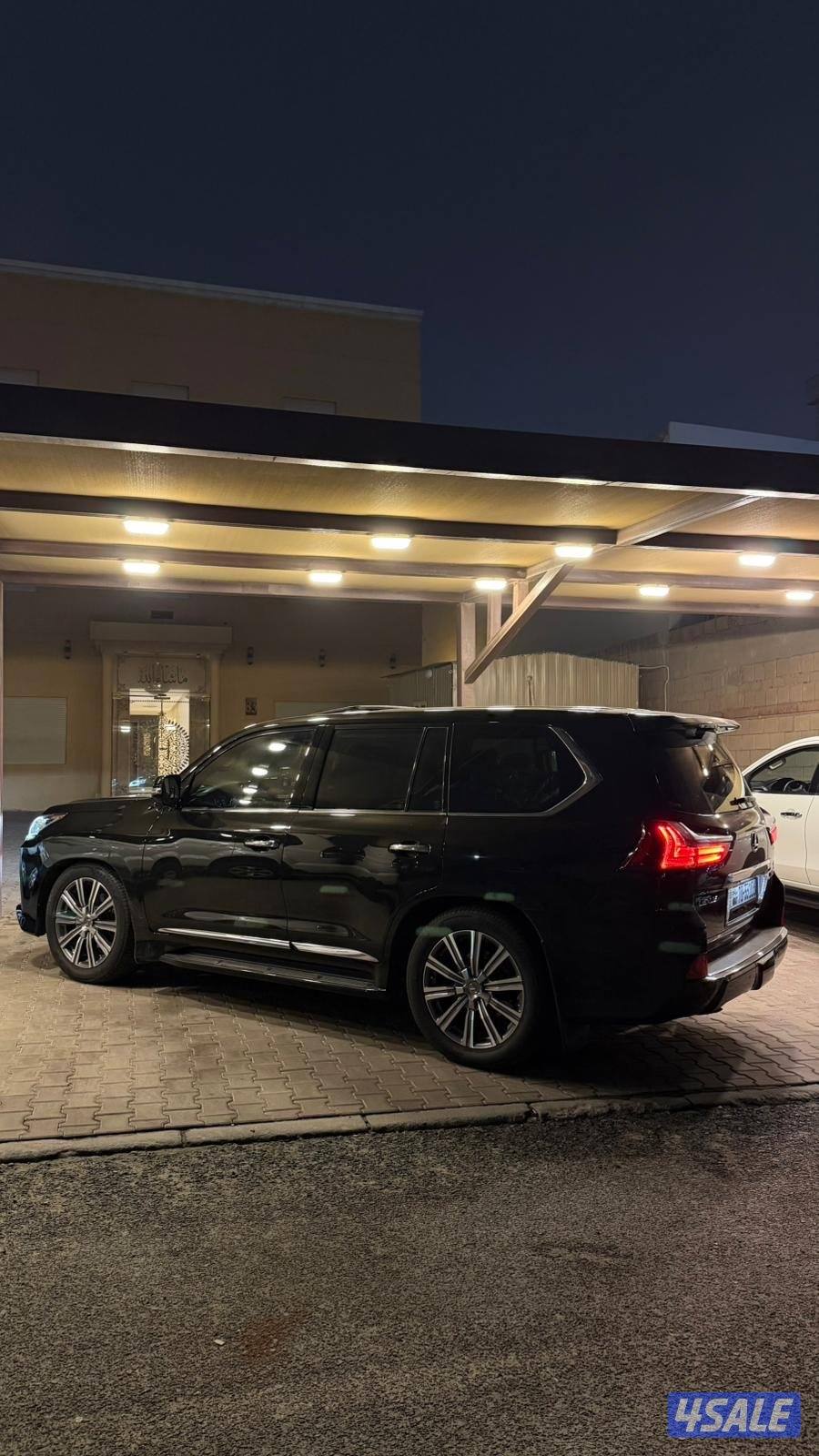 للبيع لكزس موديل 2016 قمه في النظافه ماشي 130 الف2