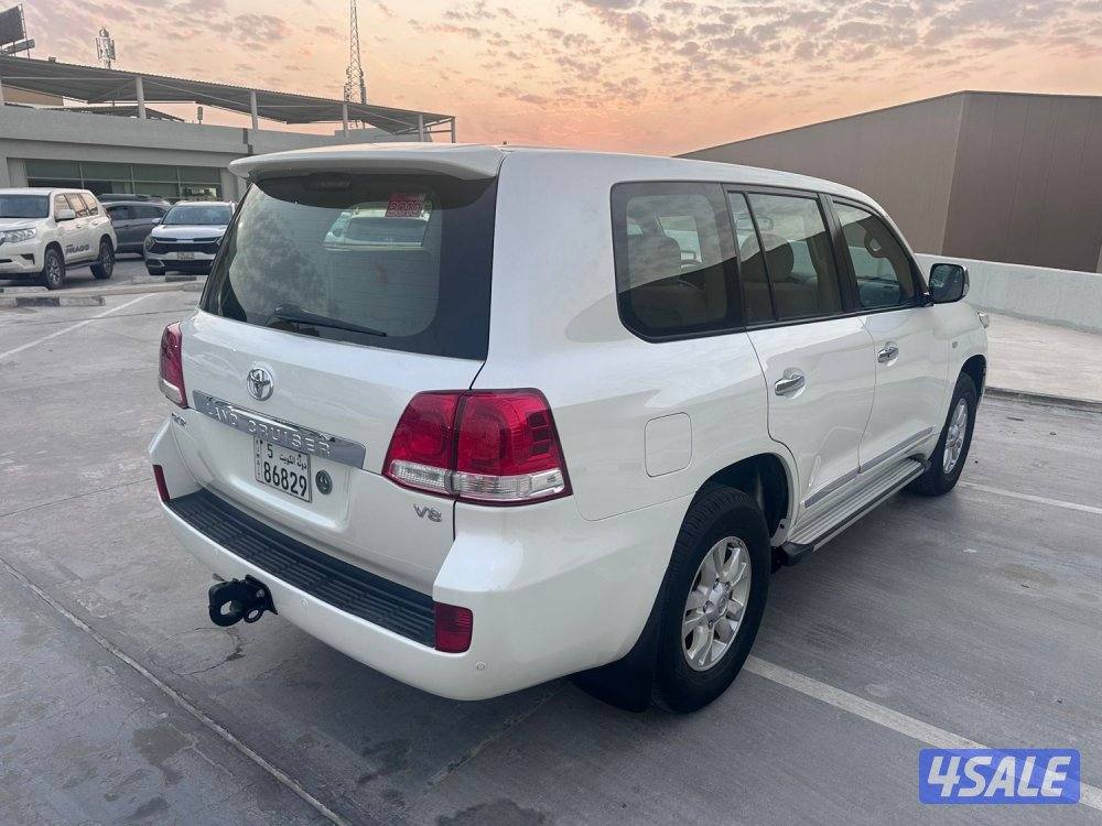 للبيع لاندكروزر GXR v8 وارد الوكالة الساير3