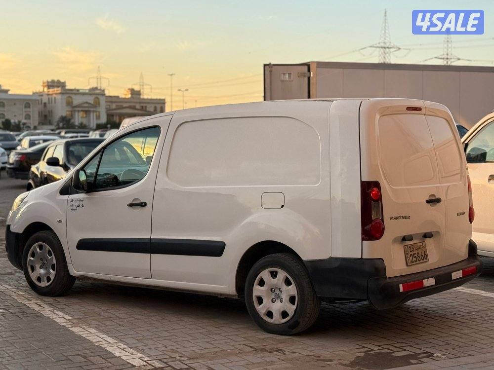 للبيع باص بيجو مقفل 20152