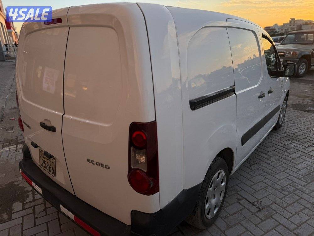 للبيع باص بيجو مقفل 20153