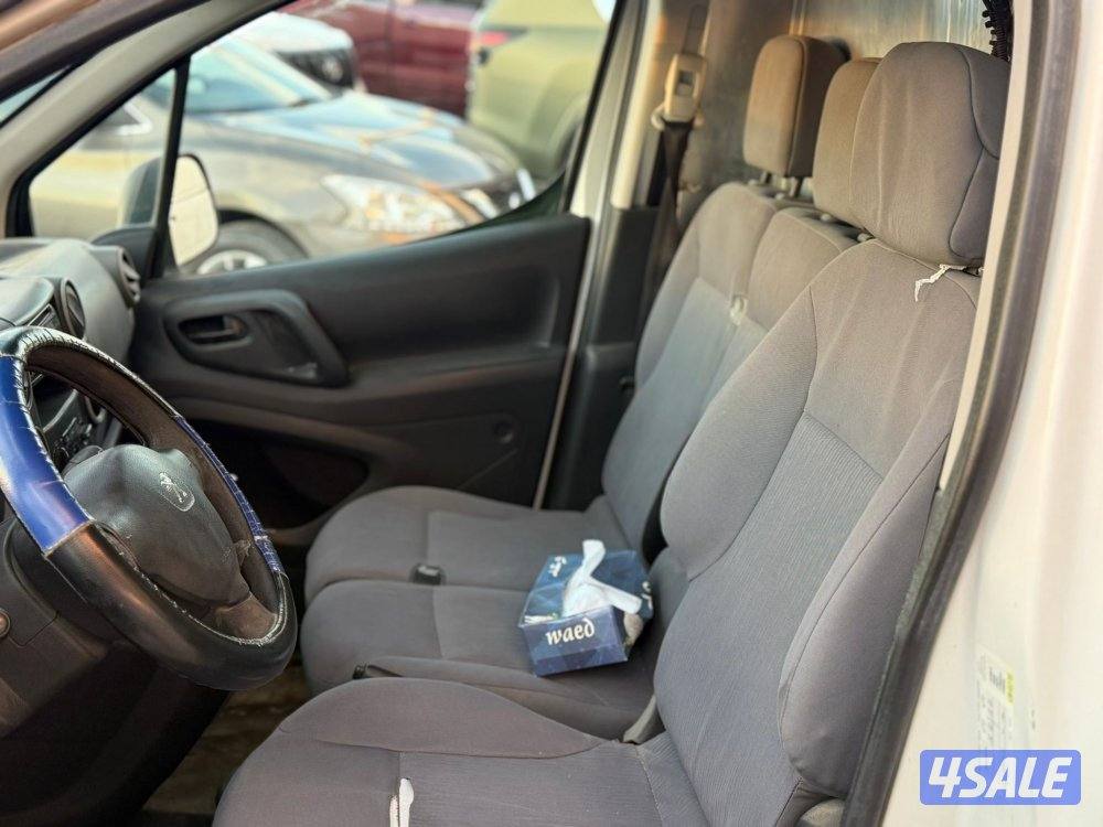 للبيع باص بيجو مقفل 20155