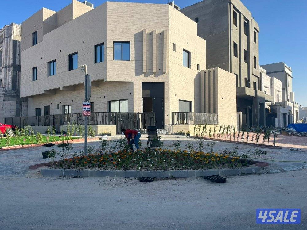 للبيع بيت زاويه ارتداد 9*93