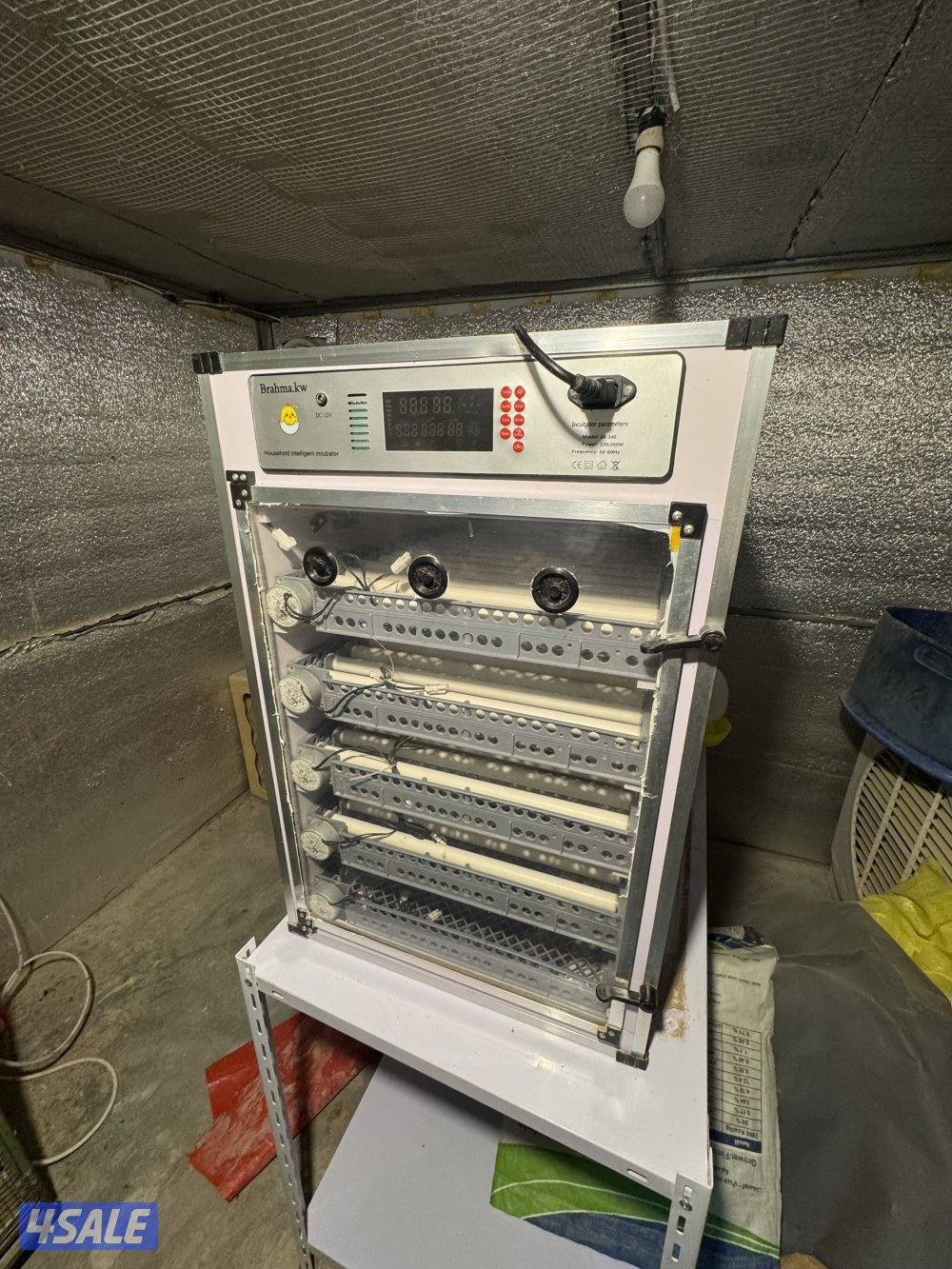 فقاسه بيض تقريباً ل جميع الطيور بحاله ممتازه السعه من 300 الى 340 بيضه0