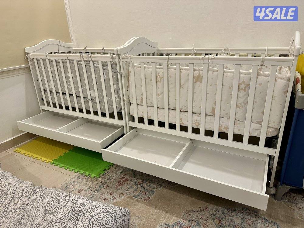 سرير اطفال عدد 2 (نظيف جدا) + مرتبة سرير عدد 2 + تلبيس سرير عدد 20