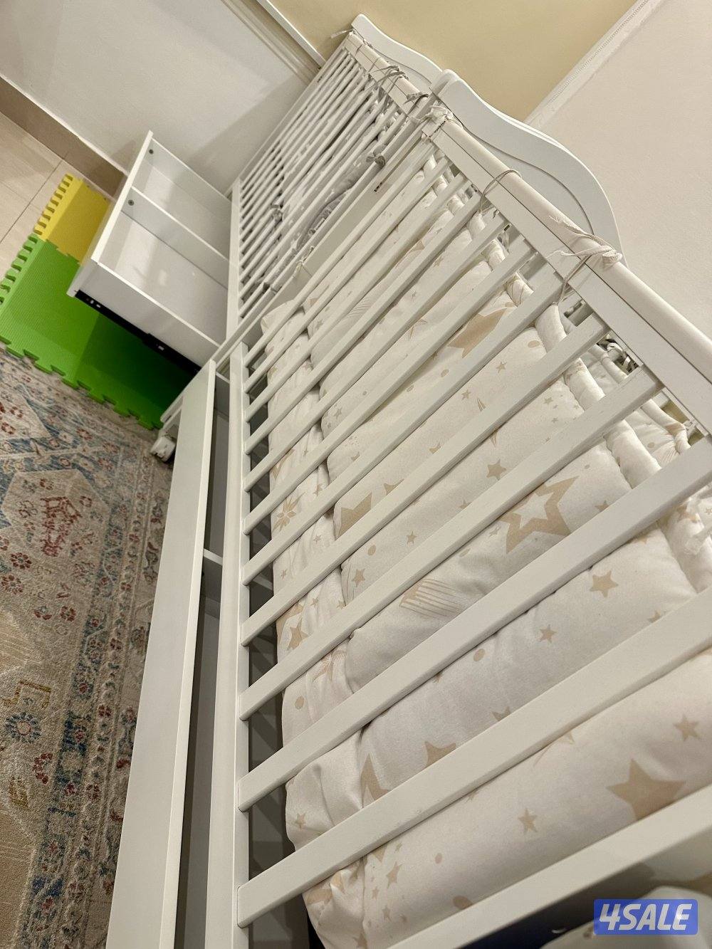 سرير اطفال عدد 2 (نظيف جدا) + مرتبة سرير عدد 2 + تلبيس سرير عدد 21