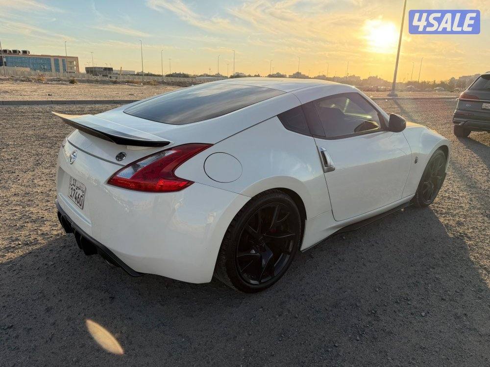 نيسان زد 2015 بحالة المصنع كالجديد1