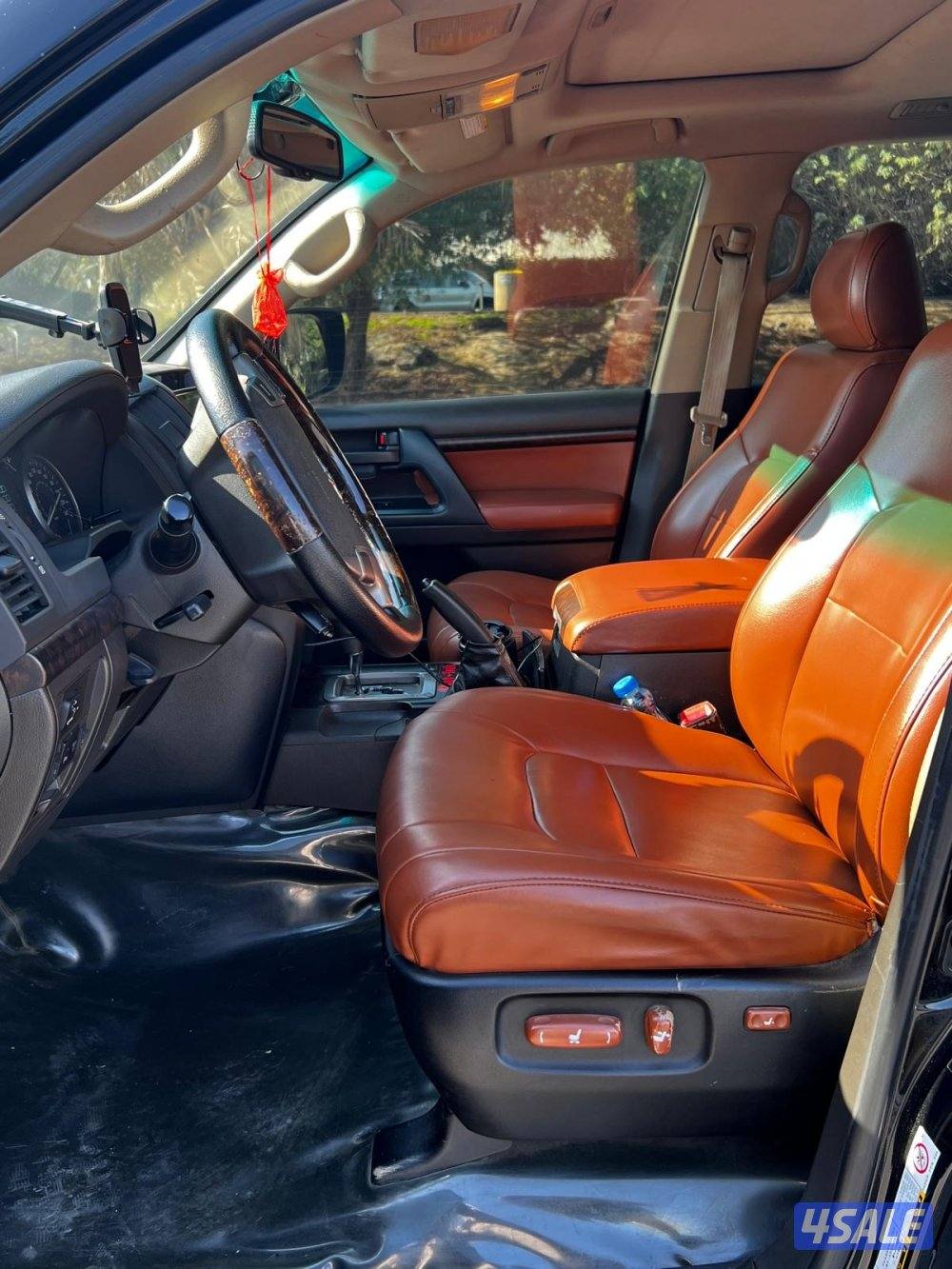 لاندكروزر gxr موديل 2011 ماشي 550 داخليه جلد تان2