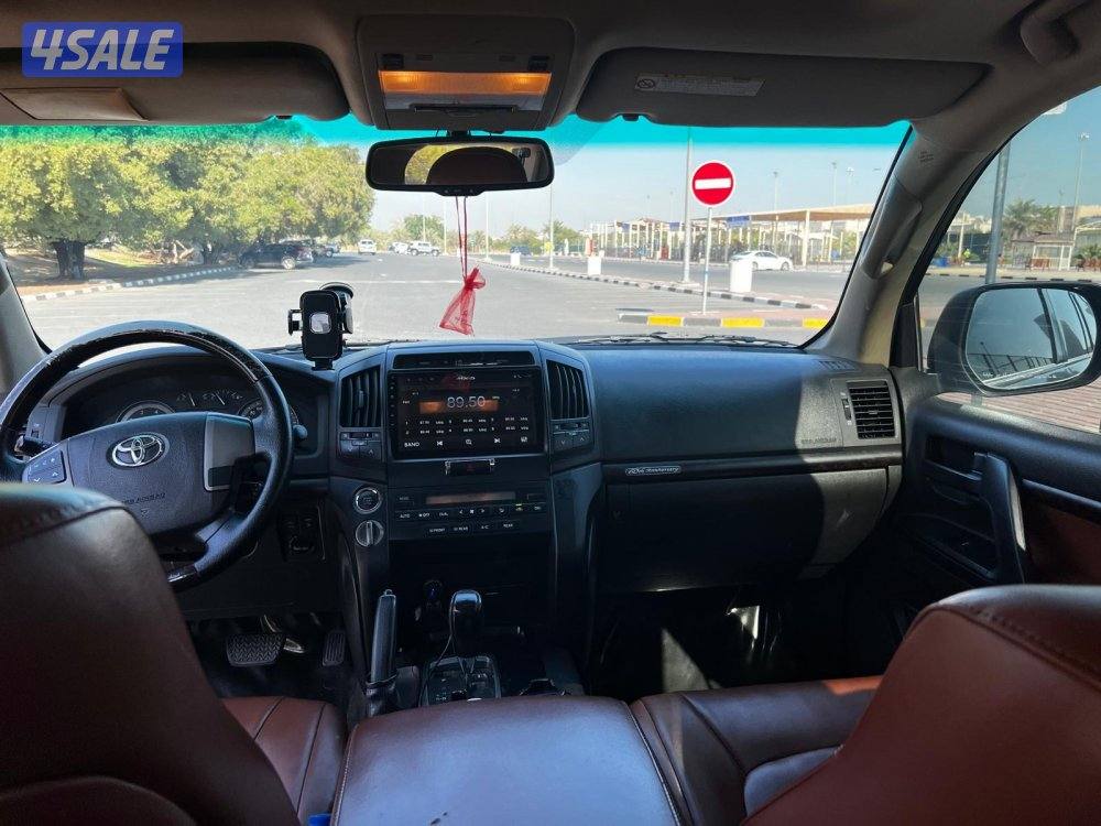 لاندكروزر gxr موديل 2011 ماشي 550 داخليه جلد تان4