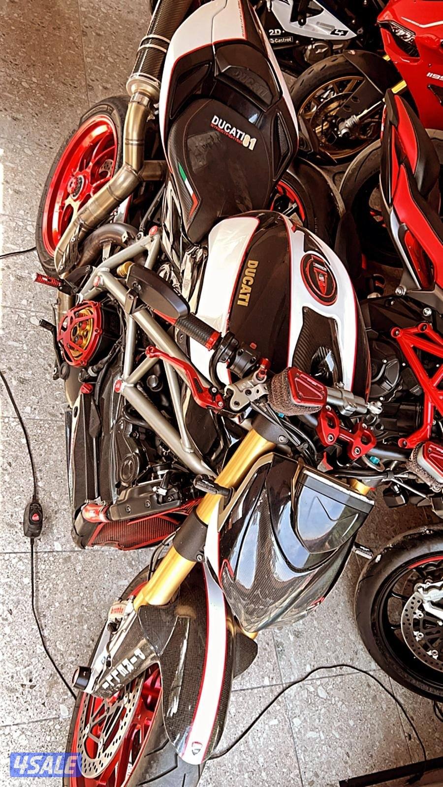 دوكاتي ستريت فايتر 11001