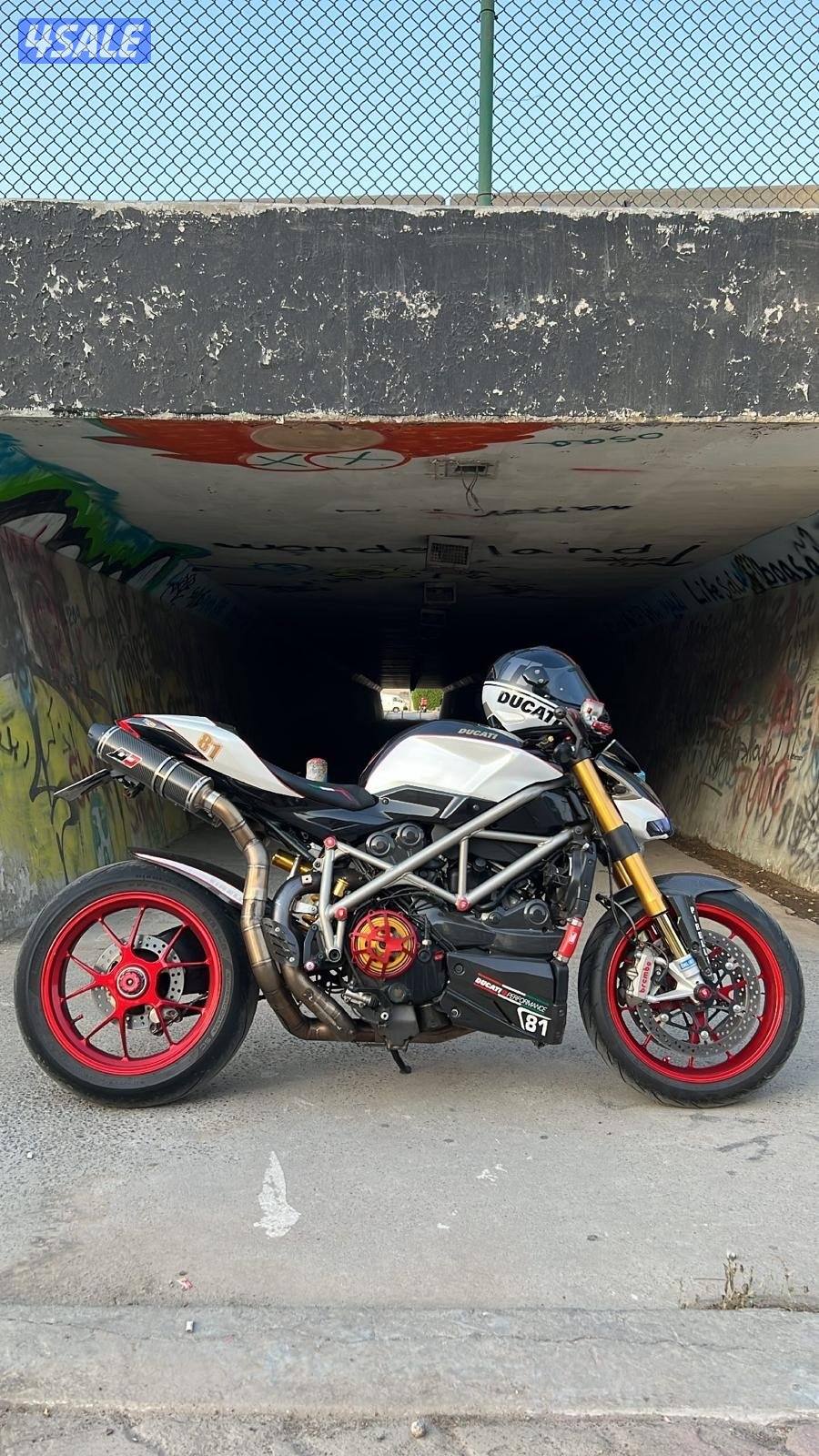 دوكاتي ستريت فايتر 11000