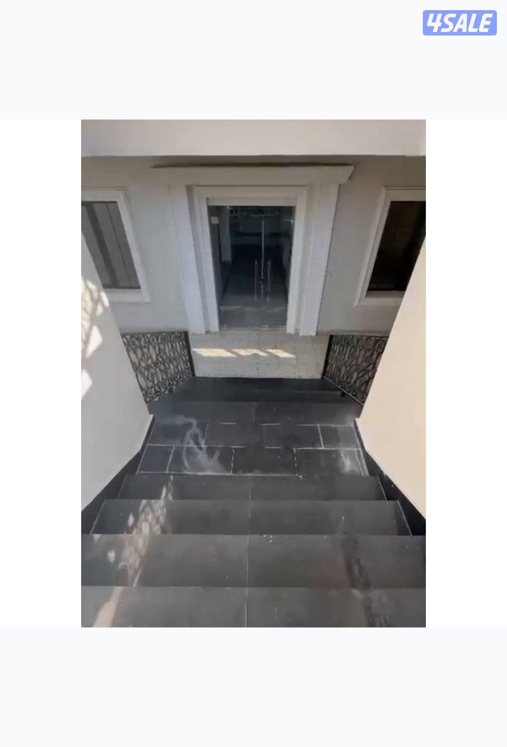 يوجد لدينا مخزن مساحه  ٧ في ١٤ / والثاني ٧ في  ٥ مدخل خاص0