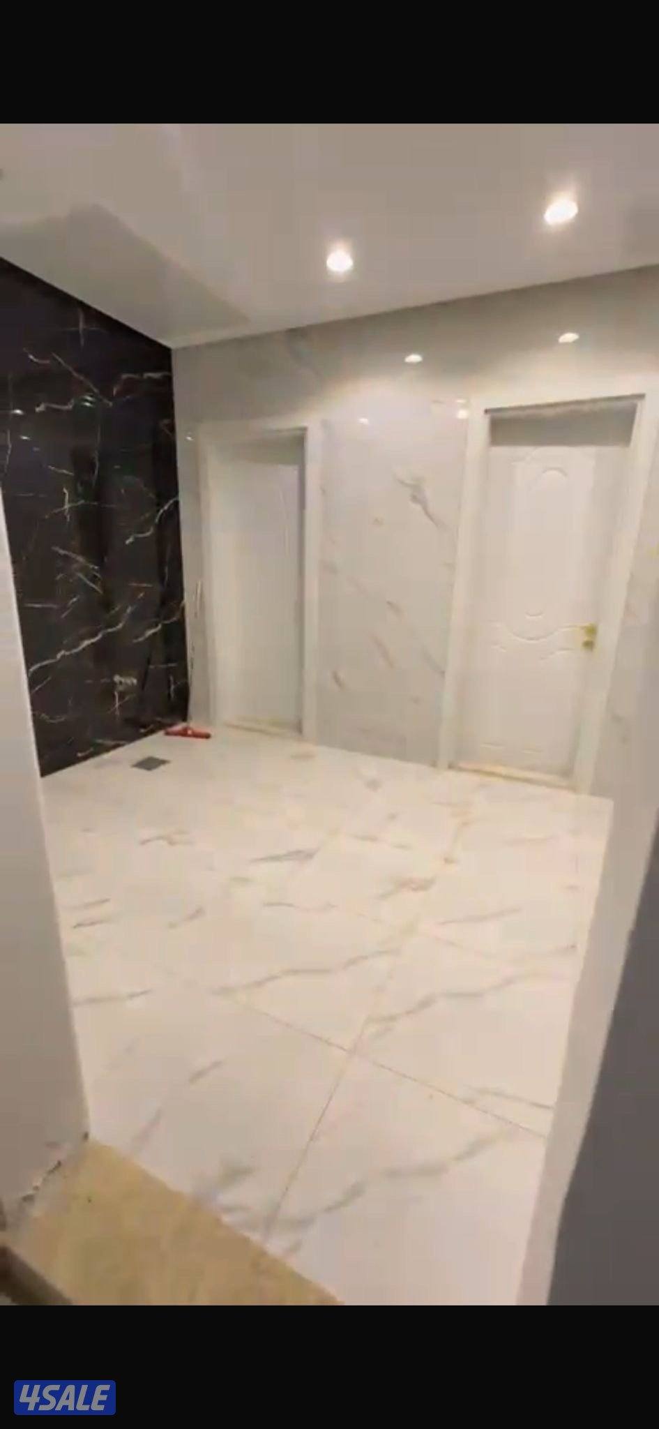 يوجد لدينا مخزن مساحه  ٧ في ١٤ / والثاني ٧ في  ٥ مدخل خاص1