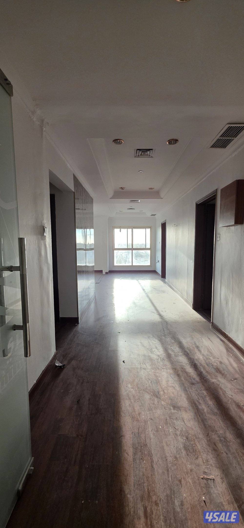 للإيجار ٢ مكتب في حولي موقع مميز على الملك فهد0