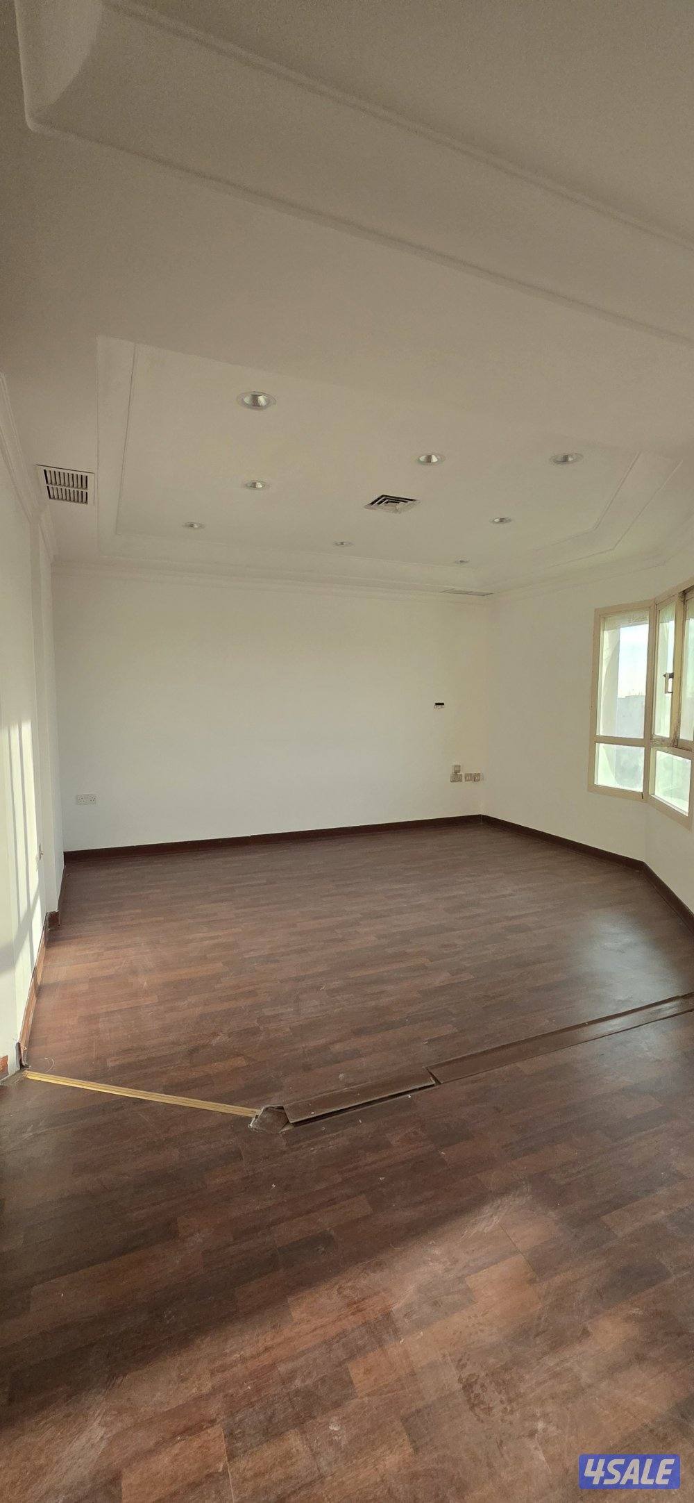 للإيجار ٢ مكتب في حولي موقع مميز على الملك فهد1