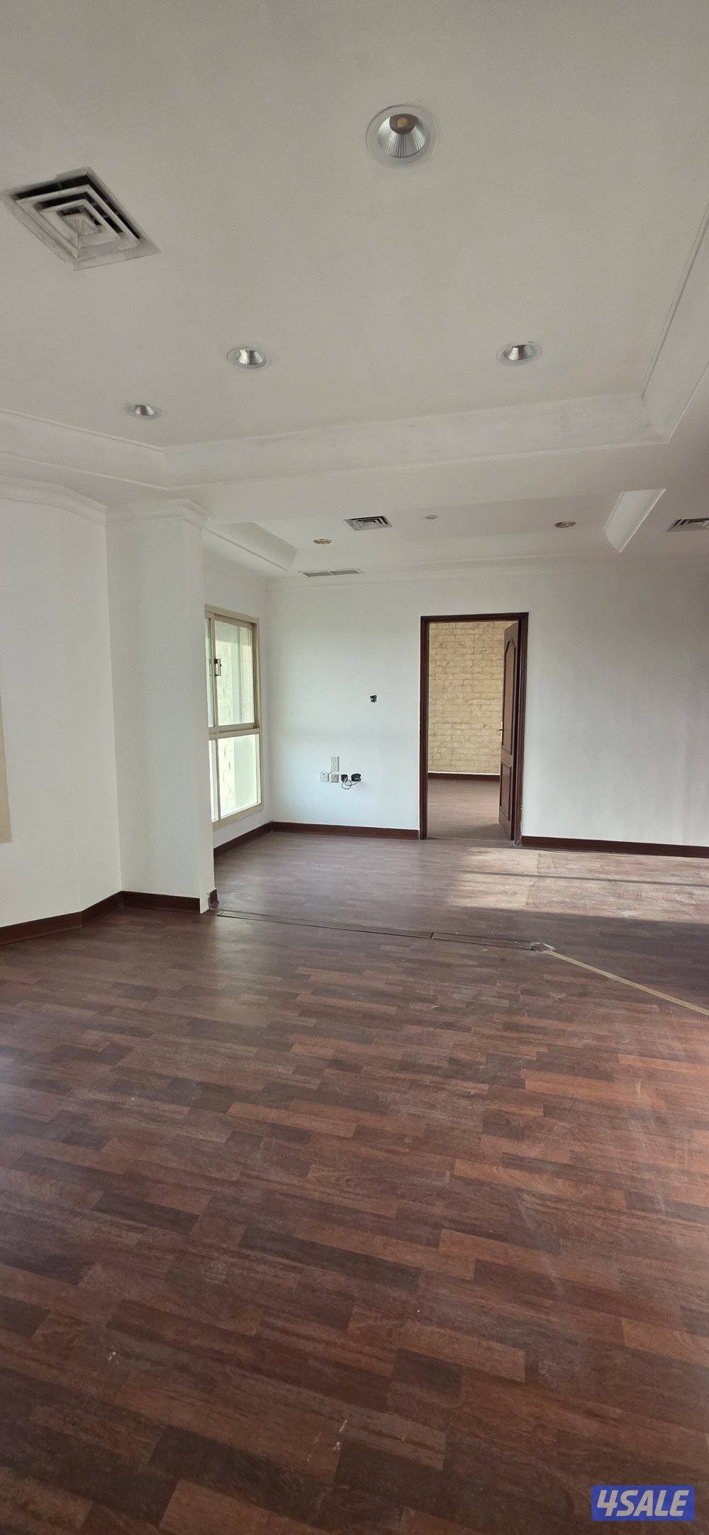 للإيجار ٢ مكتب في حولي موقع مميز على الملك فهد2