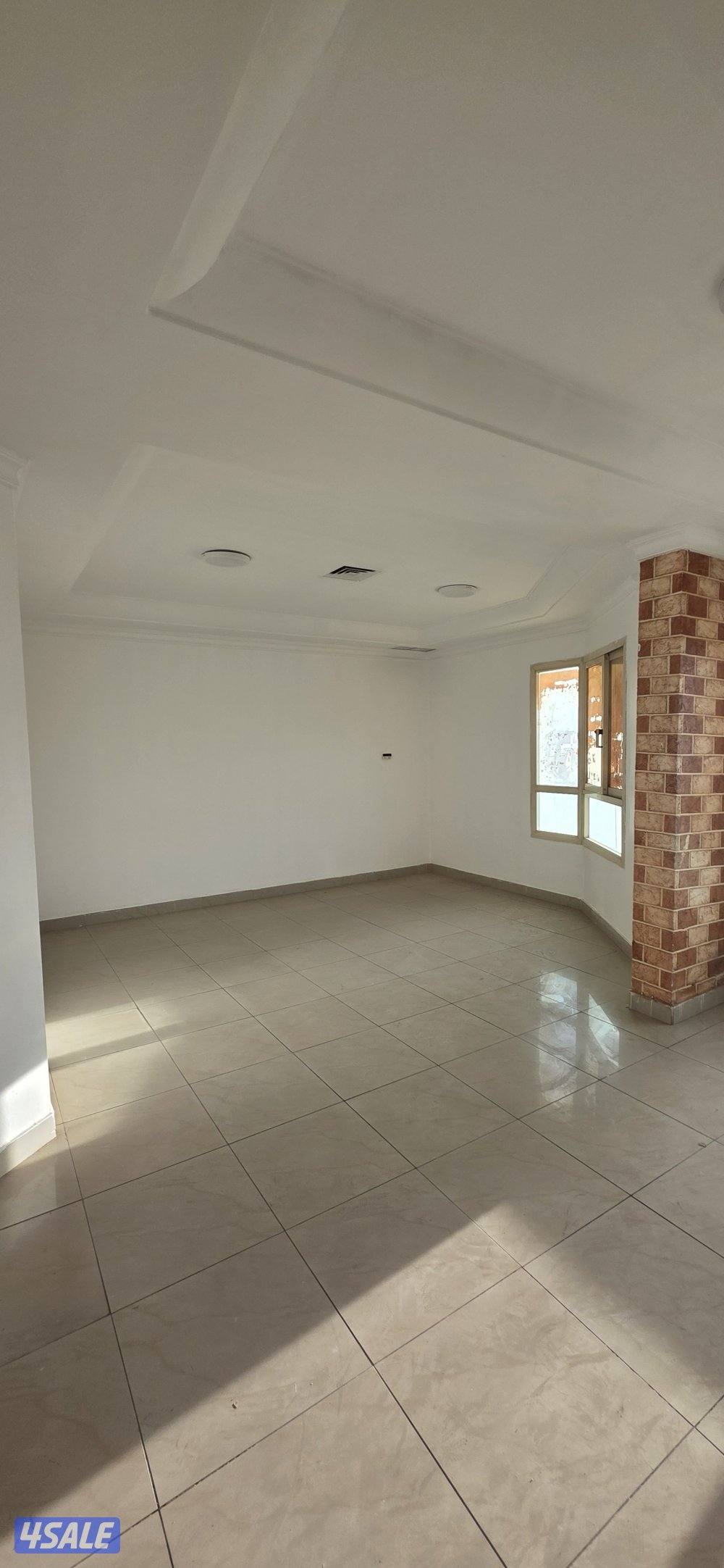 للإيجار ٢ مكتب في حولي موقع مميز على الملك فهد8