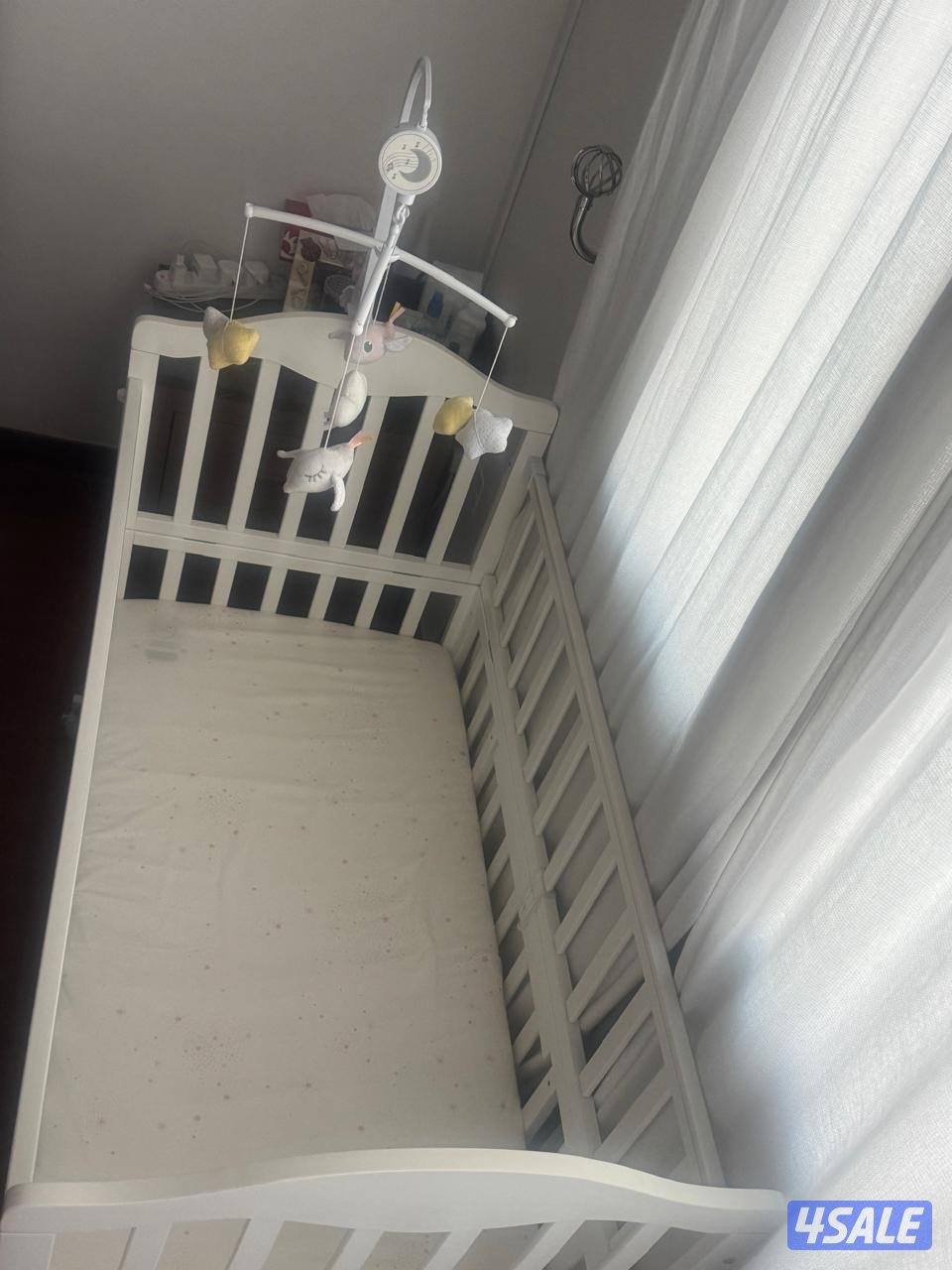 سرير أطفال لم يستعمل مع كامل اغراضه0