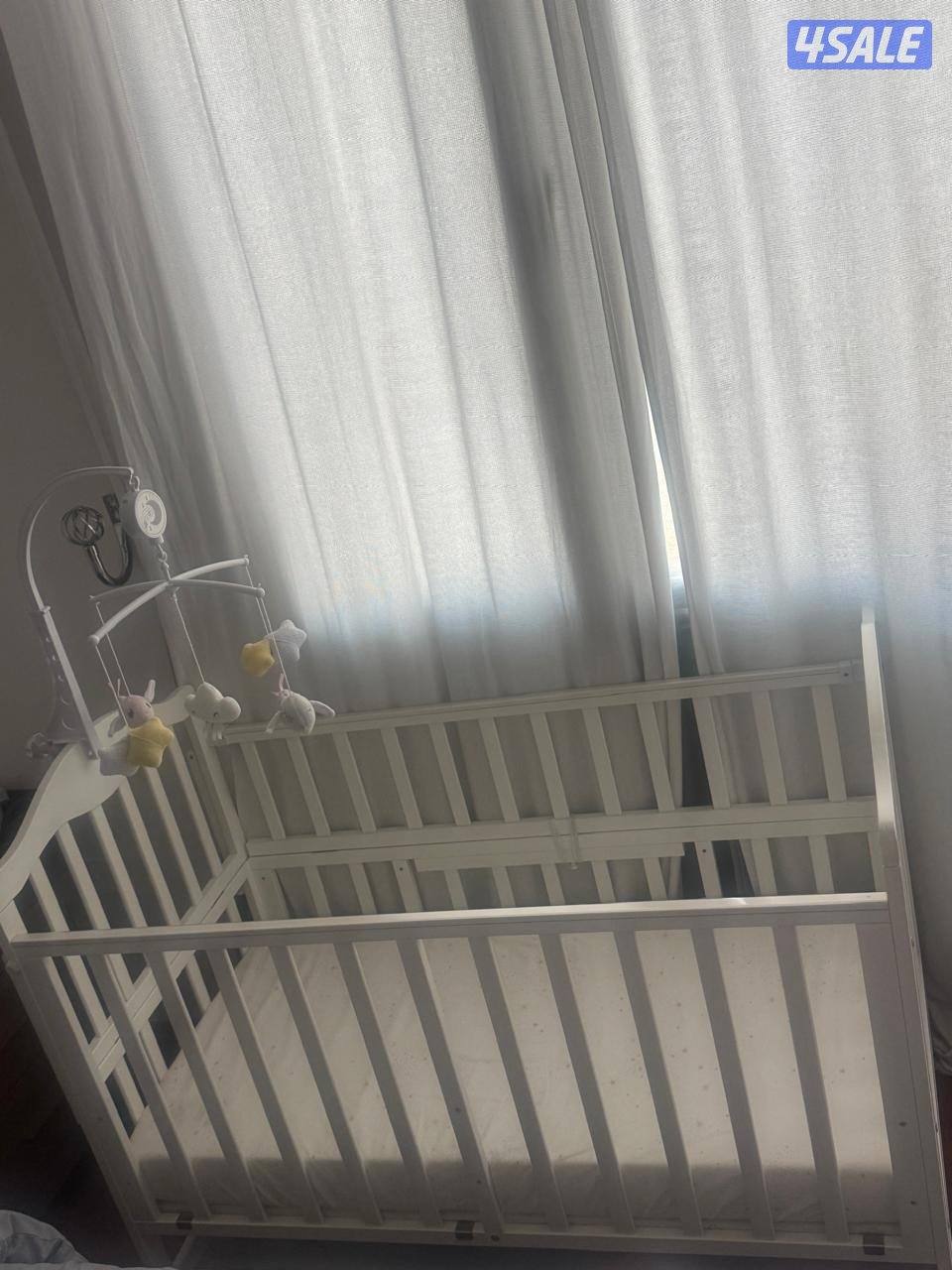 سرير أطفال لم يستعمل مع كامل اغراضه2
