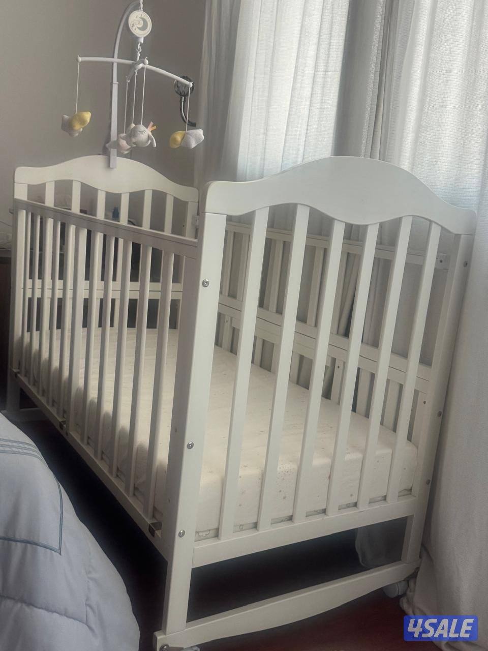 سرير أطفال لم يستعمل مع كامل اغراضه1