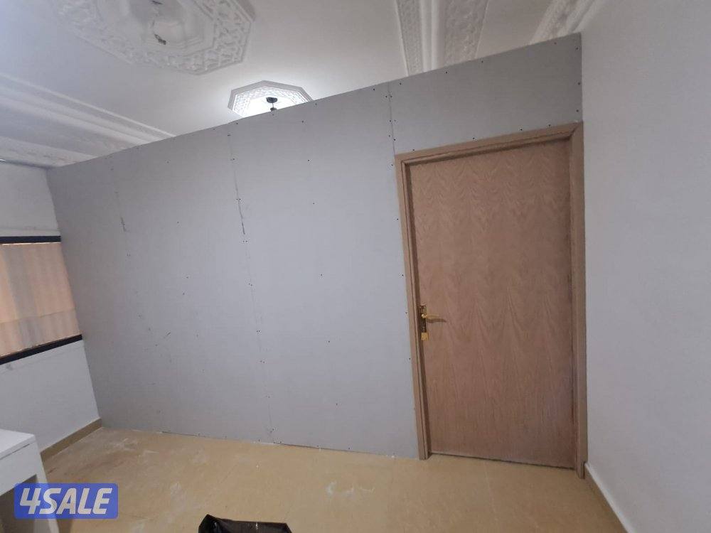 فنى جبسم بورد بارتشن قواطع تقسيم غرفه وصاله حرف ايل باب خشب اكرديون1