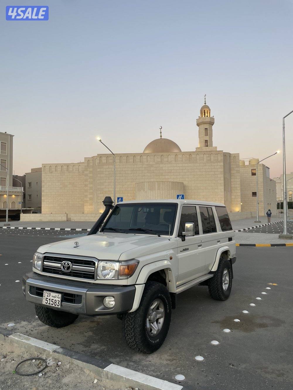 للبيع جيب تويوتا نص0