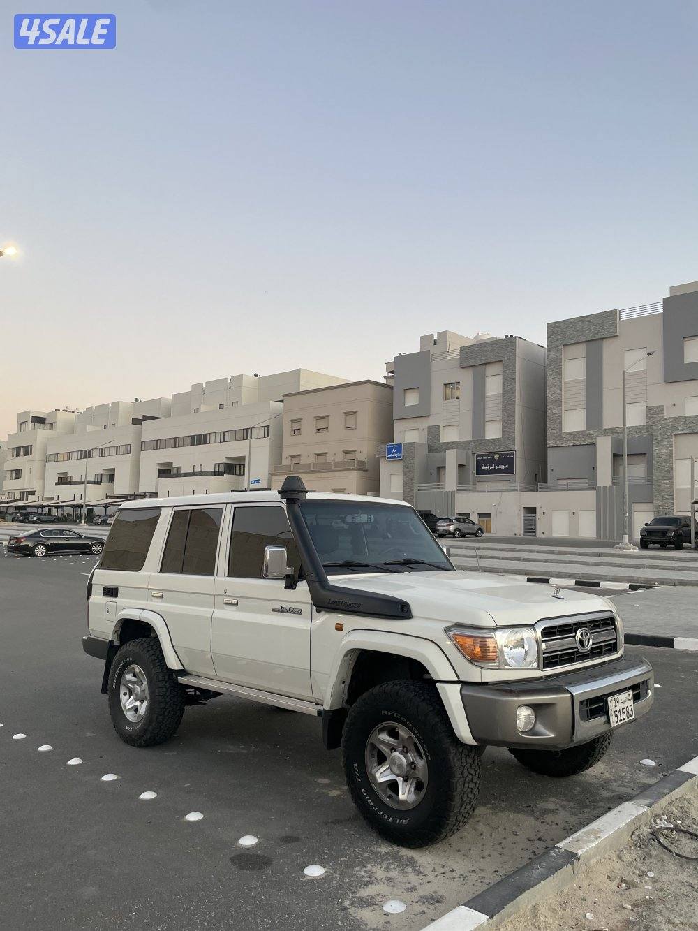 للبيع جيب تويوتا نص1