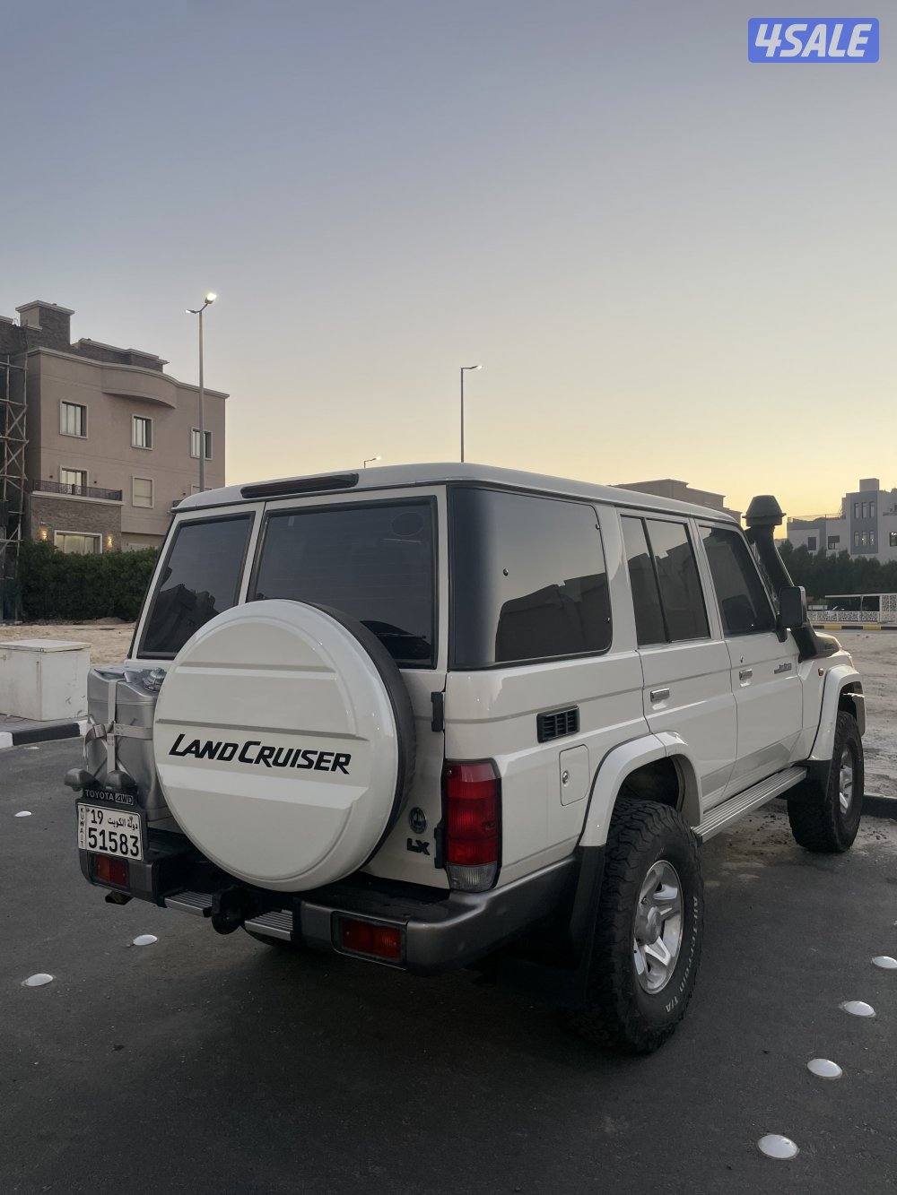 للبيع جيب تويوتا نص2