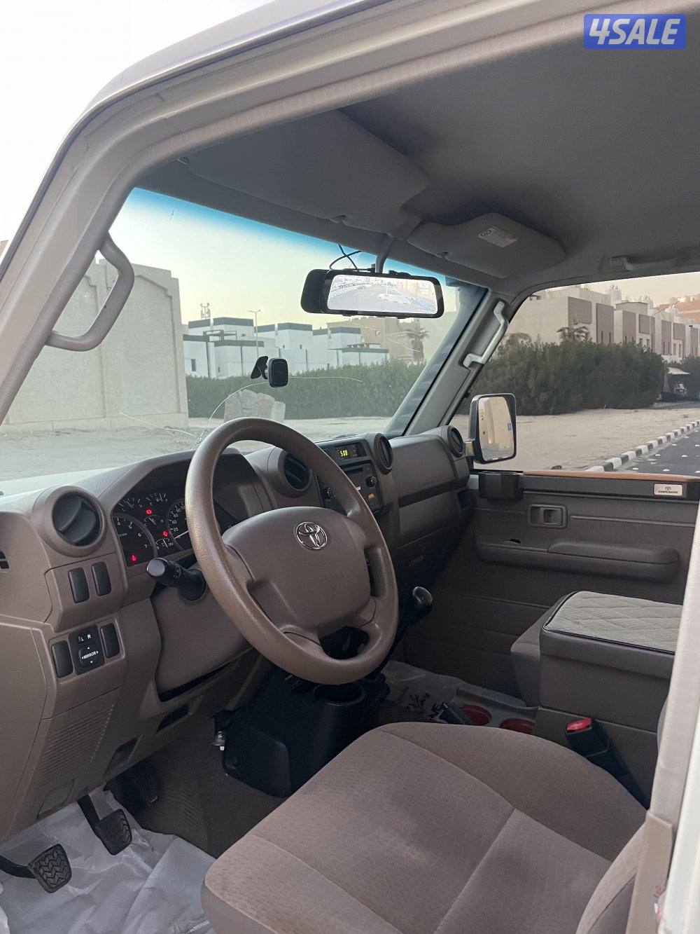 للبيع جيب تويوتا نص3