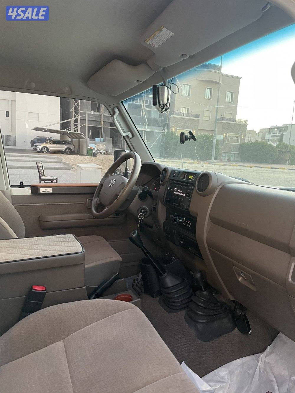 للبيع جيب تويوتا نص4