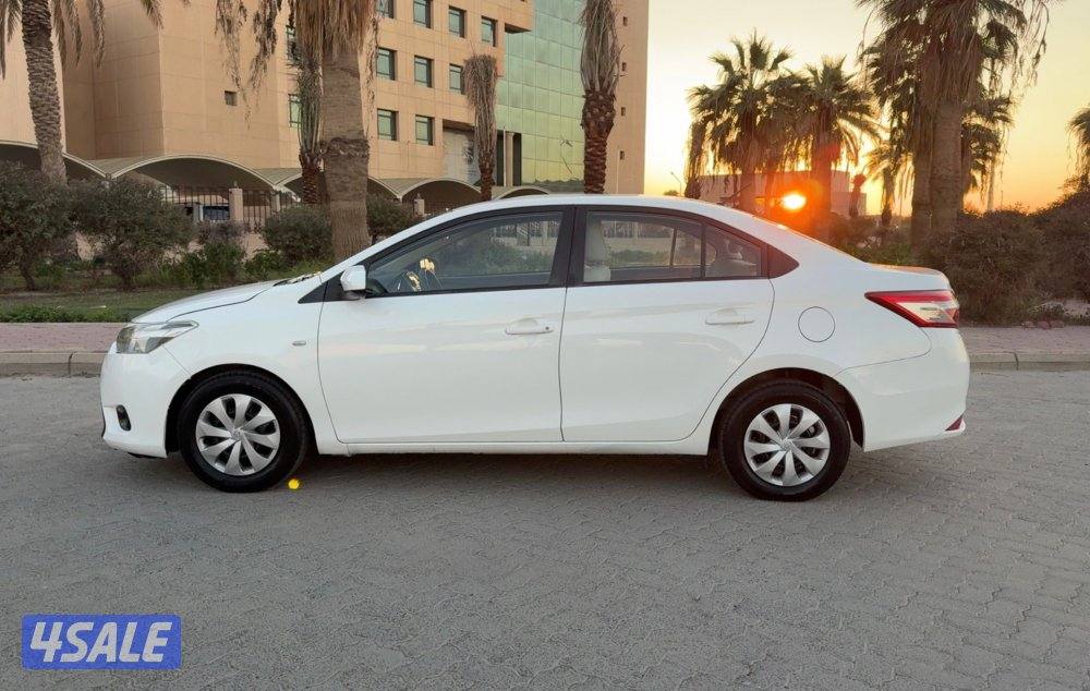 تويوتا يارس 2014  بحاله ممتازه شرط الفحص0