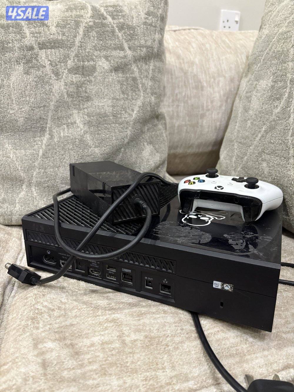 للبيع اكس بوكس ون نظيفه قابل للمساومه معاه محول ويده2