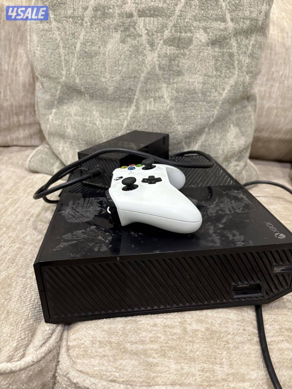 للبيع اكس بوكس ون نظيفه قابل للمساومه معاه محول ويده3