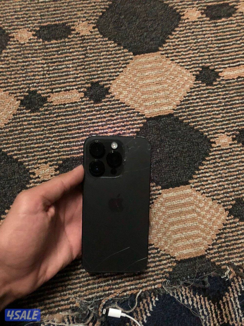 ايفون ١٤ برو للبيع ملاحضه فيه كسر شاشه خفيف وما يبان واجد وكسر خلفيه4